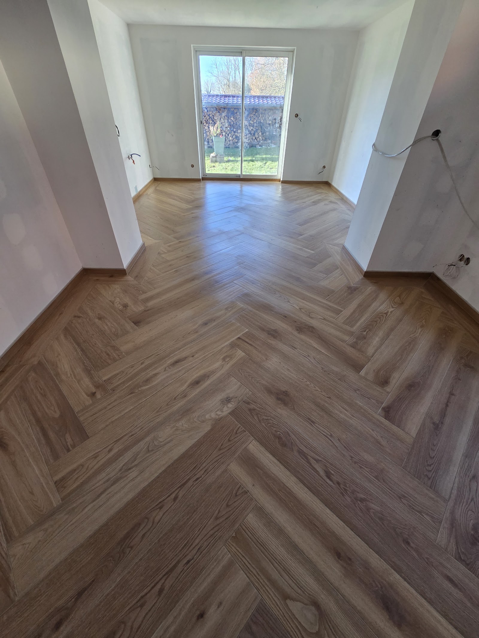 Zoom sur les finitions d'un parquet en chevrons