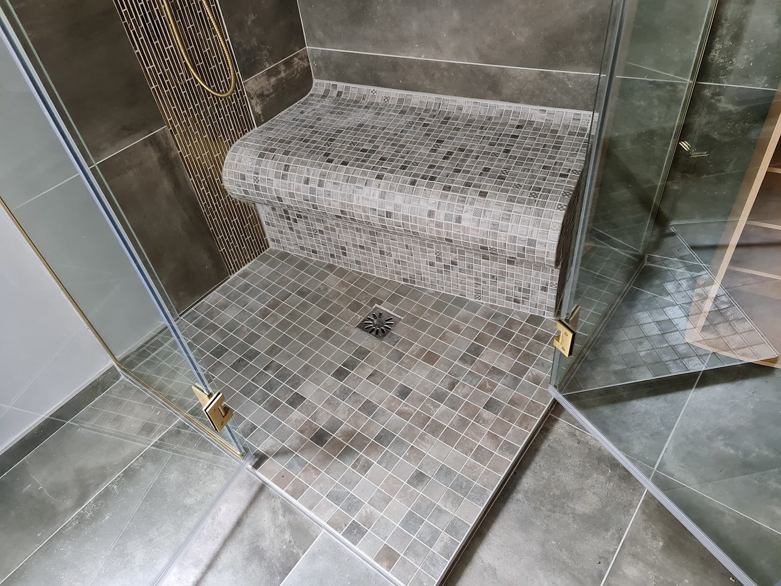Douche à l'italienne avec banc maçonné et mosaïque