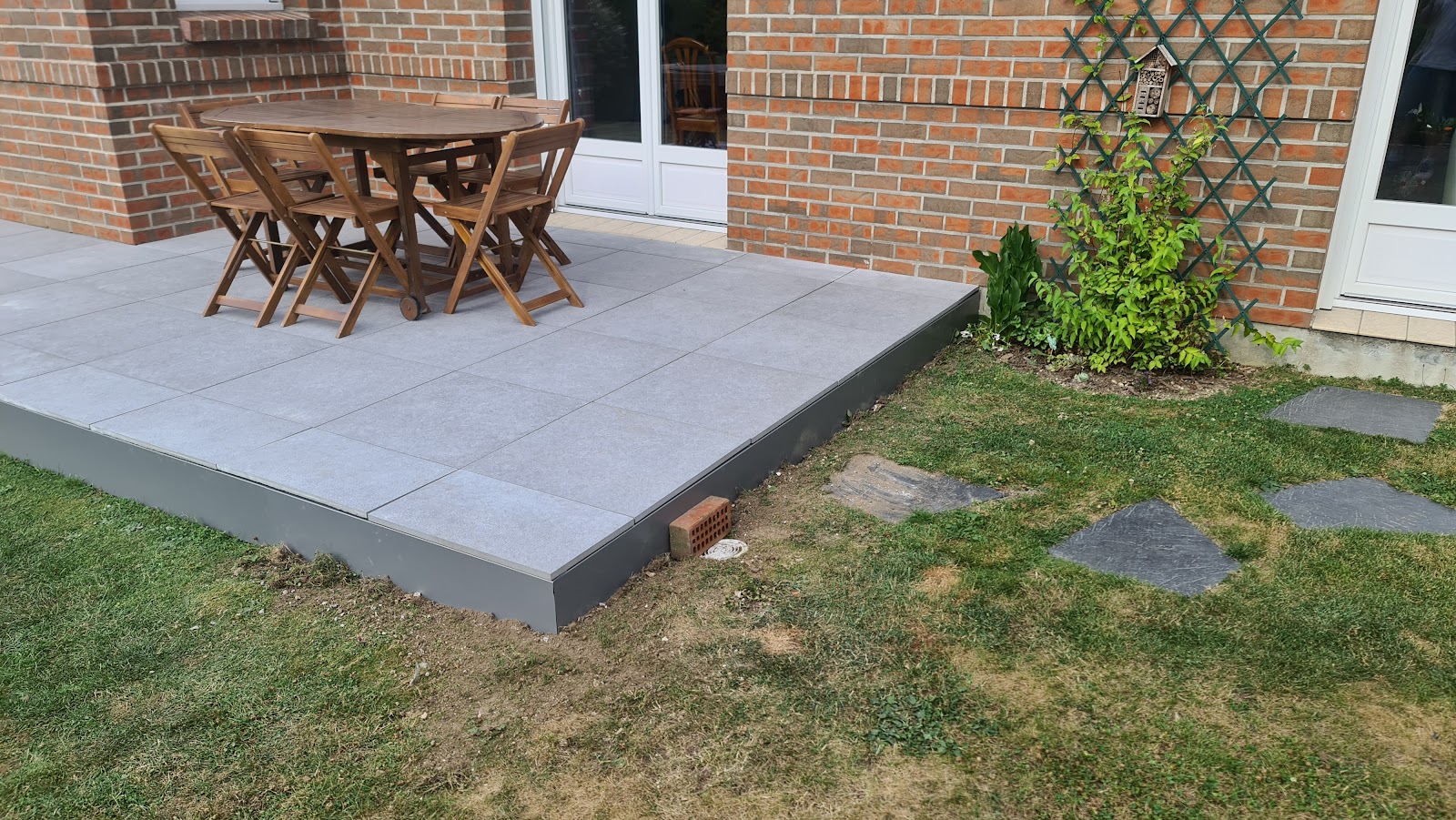 Réalisation d'une terrasse en dalles de grès cérame