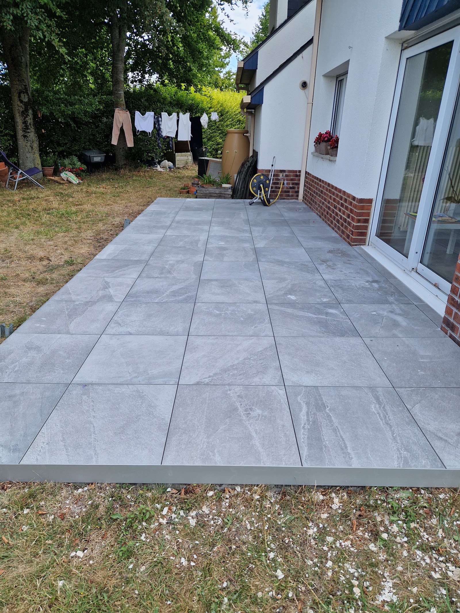 Pose de carrelage extérieur grand format sur terrasse